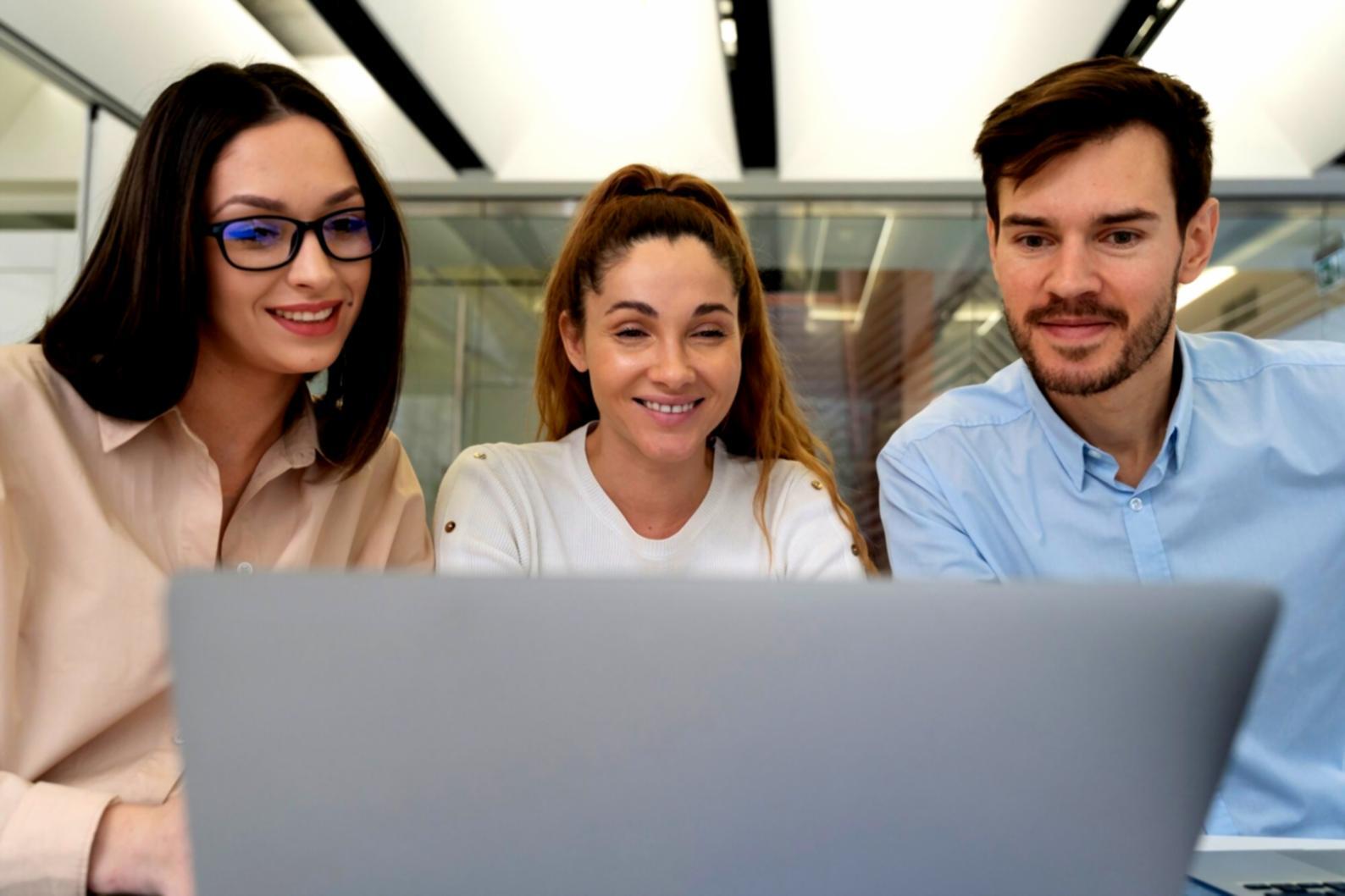 Detaillierte Finanzanalyse auf modernem Bildschirm